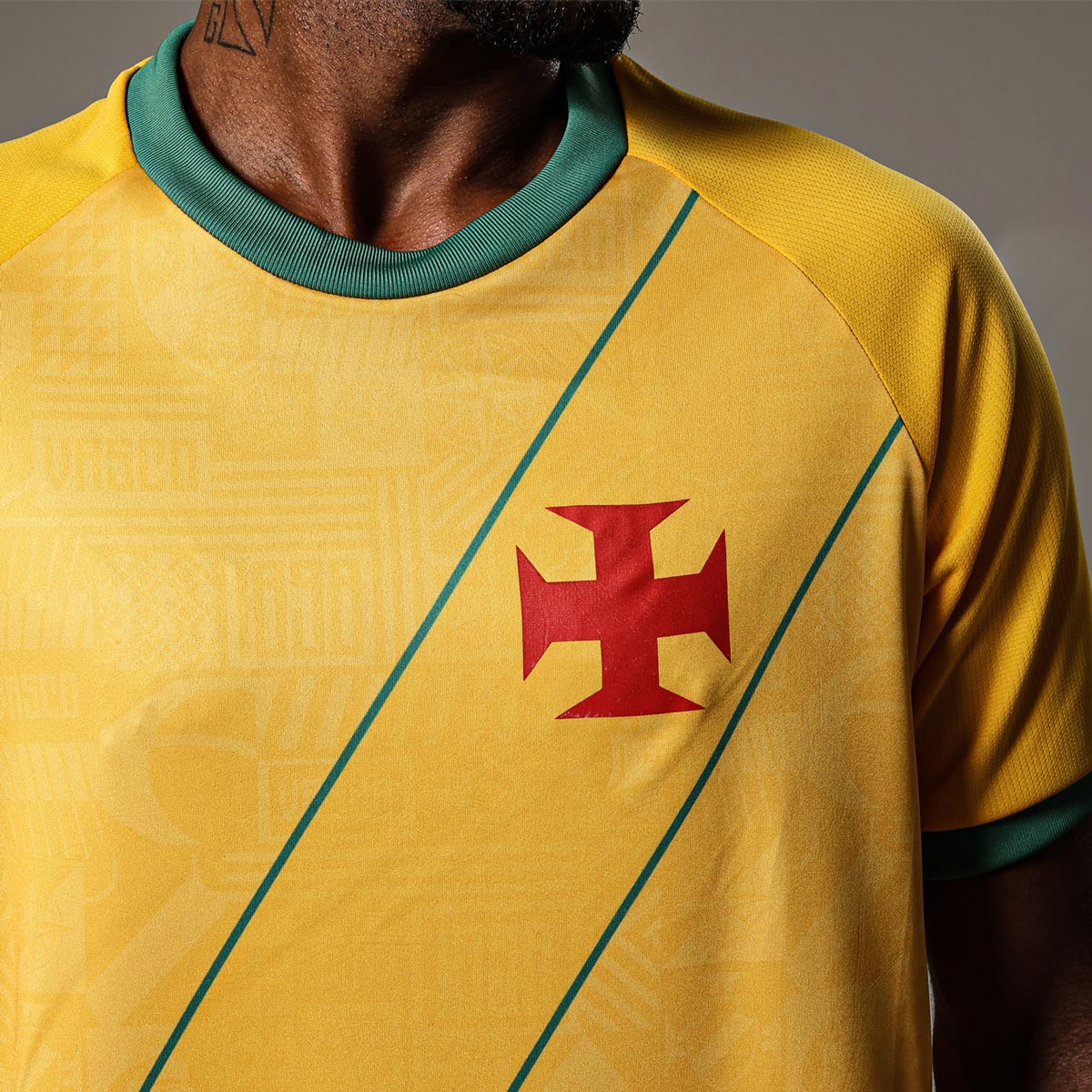 https://images.tcdn.com.br/img/img_prod/1006590/camisa_vasco_brasil_folha_masculina_4_20260522105730_7463935c8b26.jpg